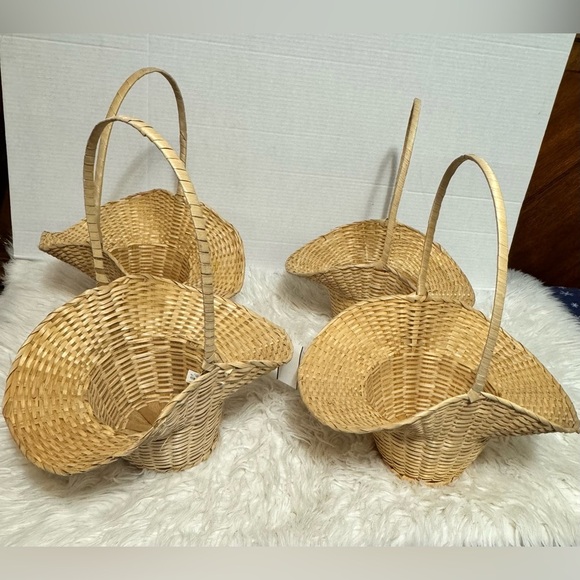 Small Wicker Basket With Handle - Picture 2 of 7